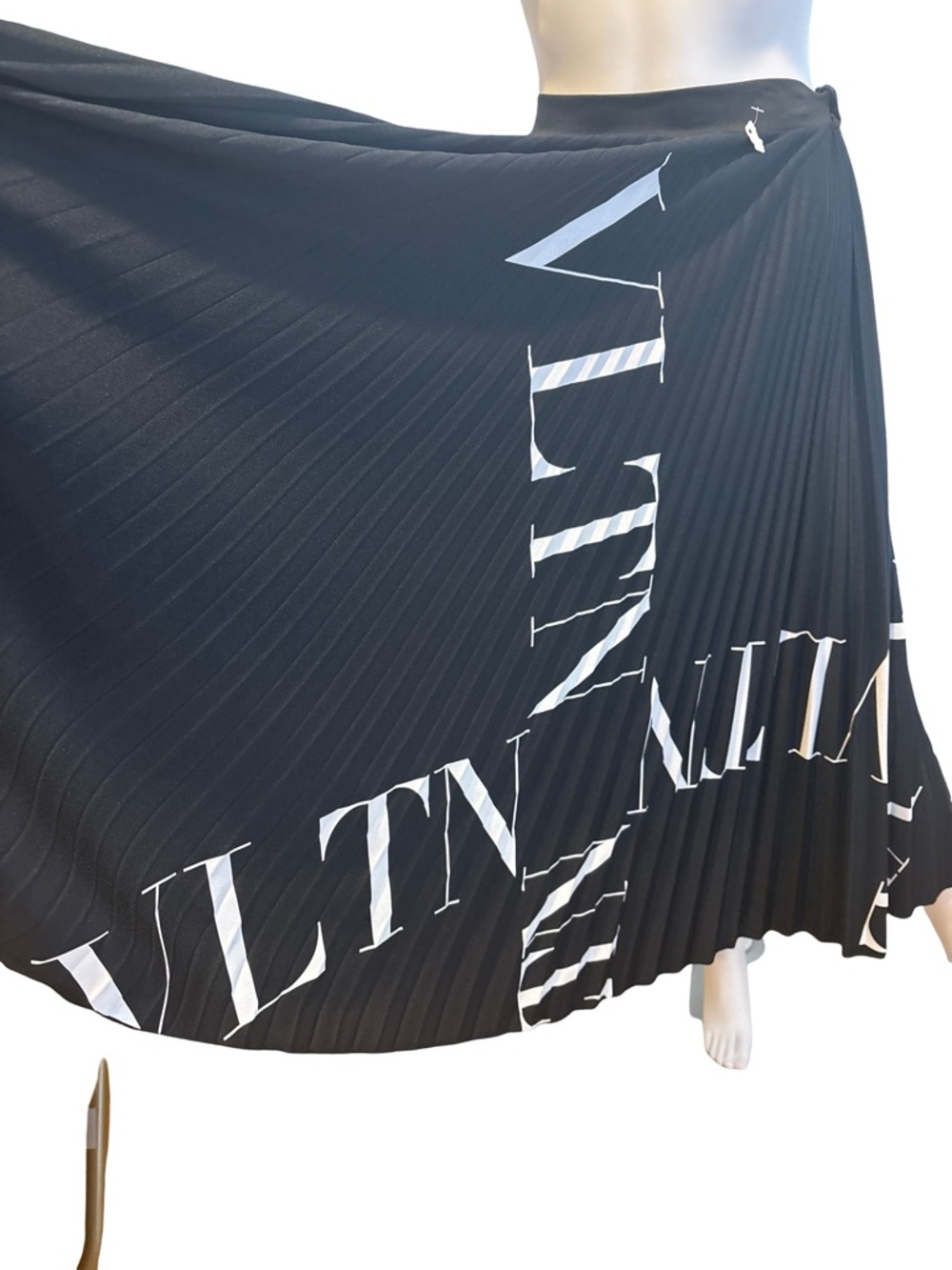 Valentino Black Midi Pleated Skirt with Beige Graphic Panels - Picture 2 of 4